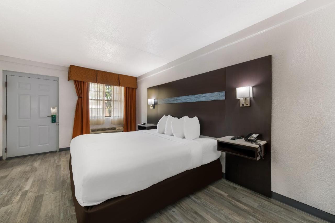 Quality Inn & Suites Airport Charlotte Exterior photo