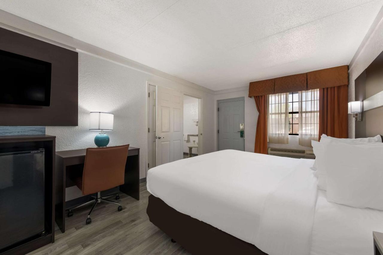 Quality Inn & Suites Airport Charlotte Exterior photo