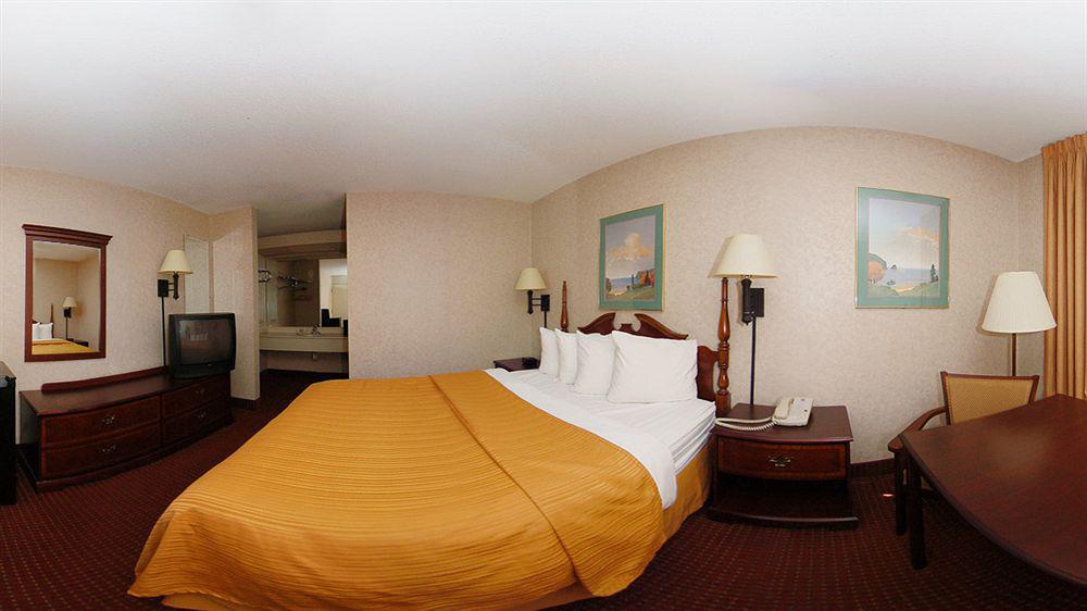 Quality Inn & Suites Airport Charlotte Exterior photo